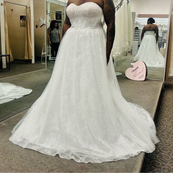 HOST PICK ✨ Floral Appliqué Corset Bodice Wedding Gown 🤍 - Picture 14 of 17